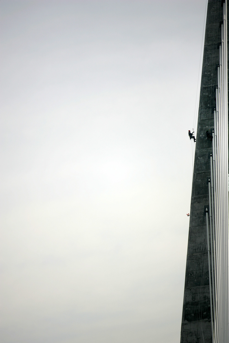Illustration for article titled 21 Views Of Workers Struggling With Megastructures